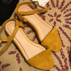 Old Navy Platform Women’s Yellow Sandals